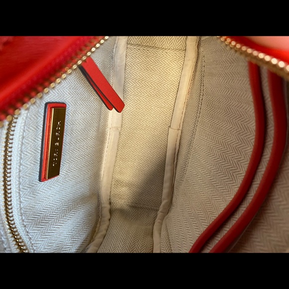 🌸👜Tory Burch Kira Small Camera bag 💥❤️Used like New💥❤️ - Picture 11 of 14